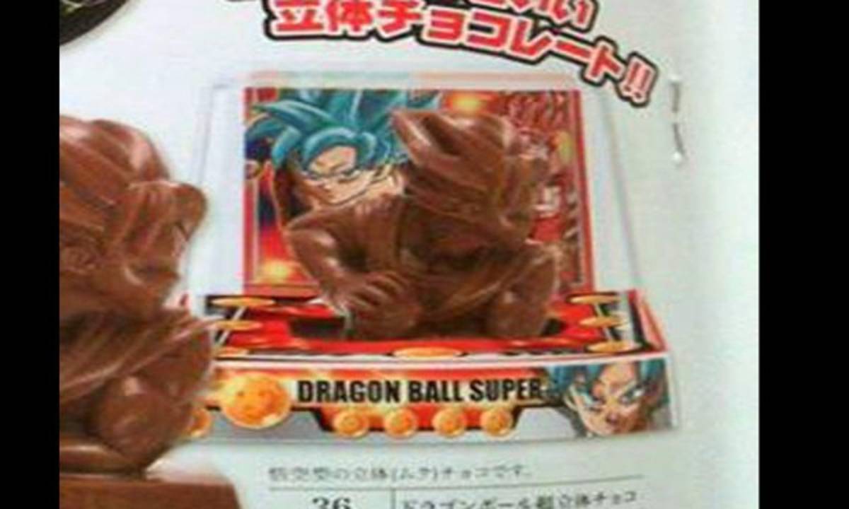 Al fondo, en la esquina superior derecha, aparece Goku con cabello rojo.