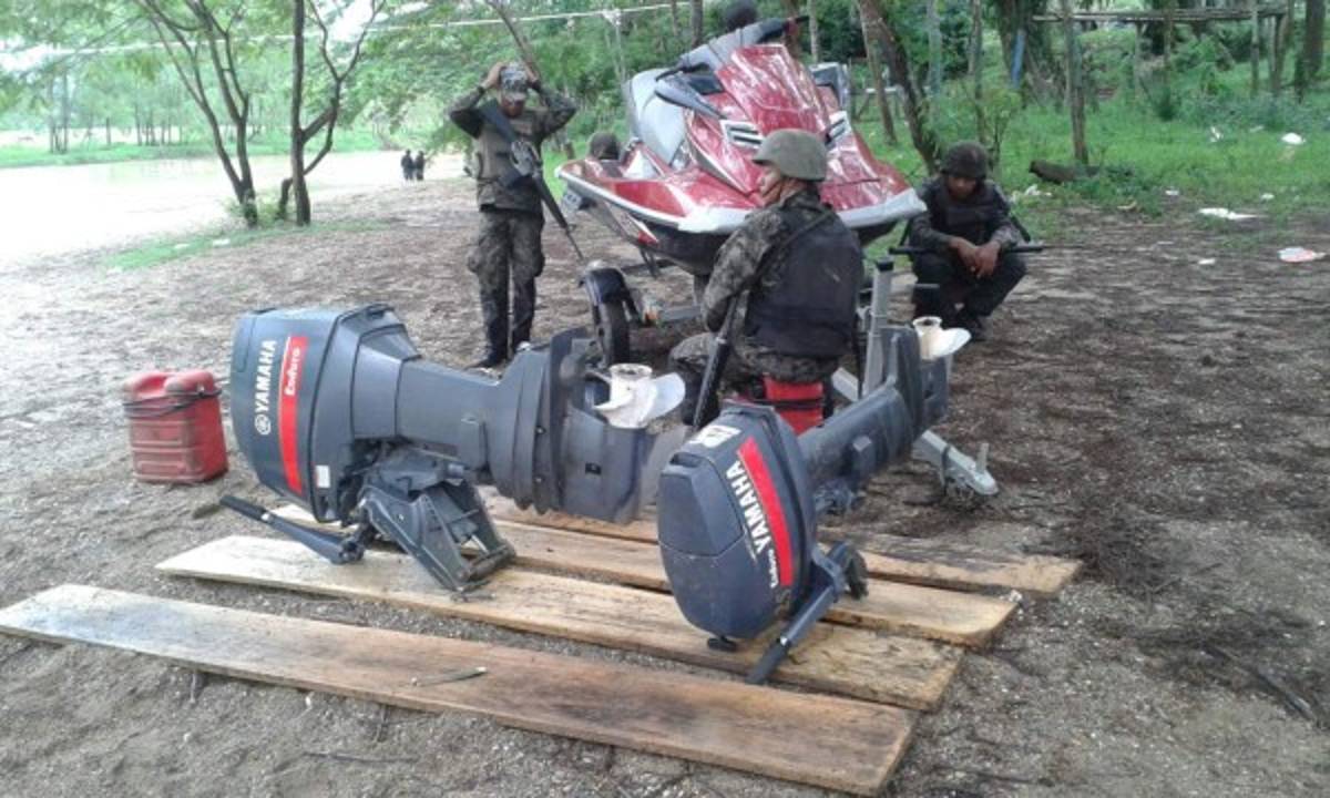 Armas y lanchas incautan en allanamientos en Iriona, Colón