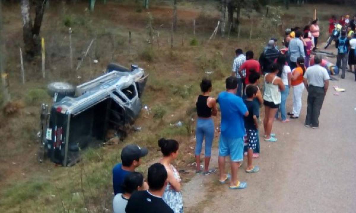 Al menos 15 personas resultaron lesionadas en la carretera que conduce hacia Gracias, Lempira la tarde de este jueves.