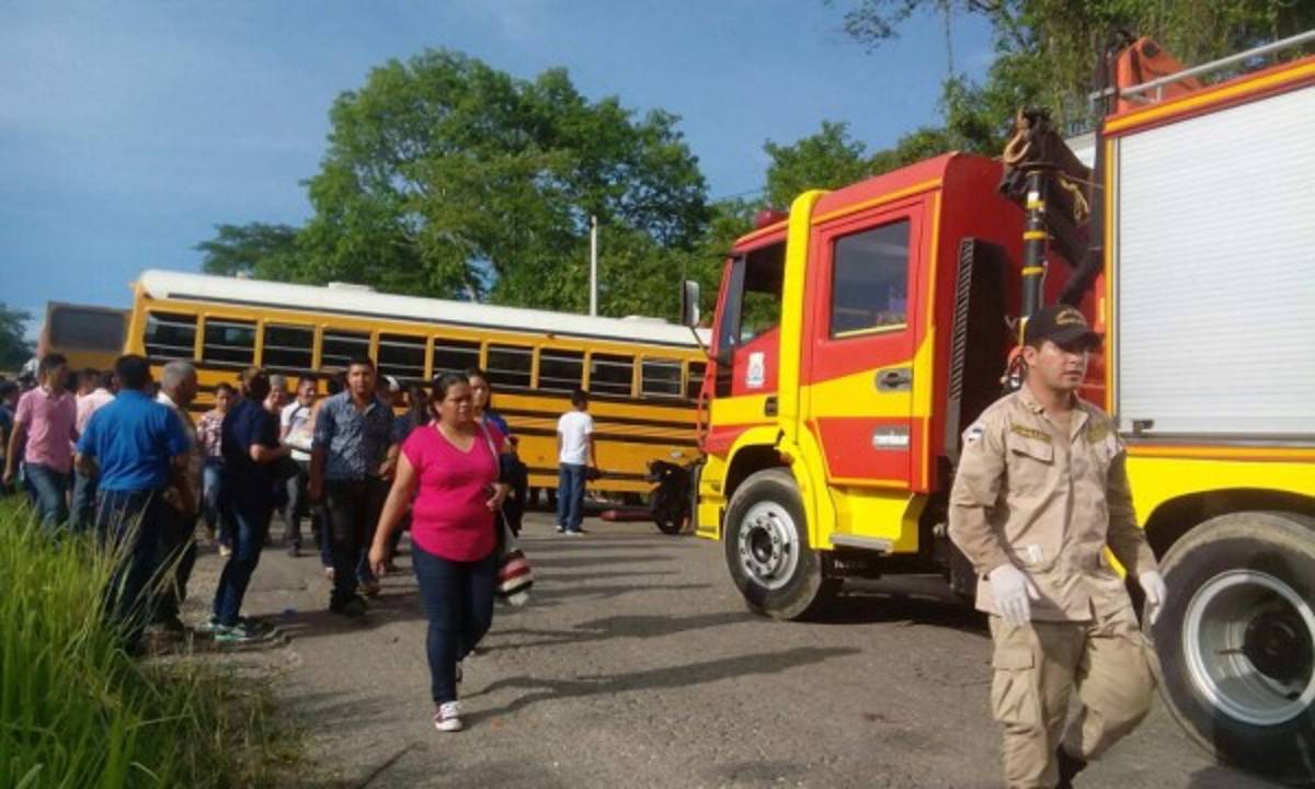 Varios heridos tras colisión entre bus y rastra en Quimistán, Santa Bárbara