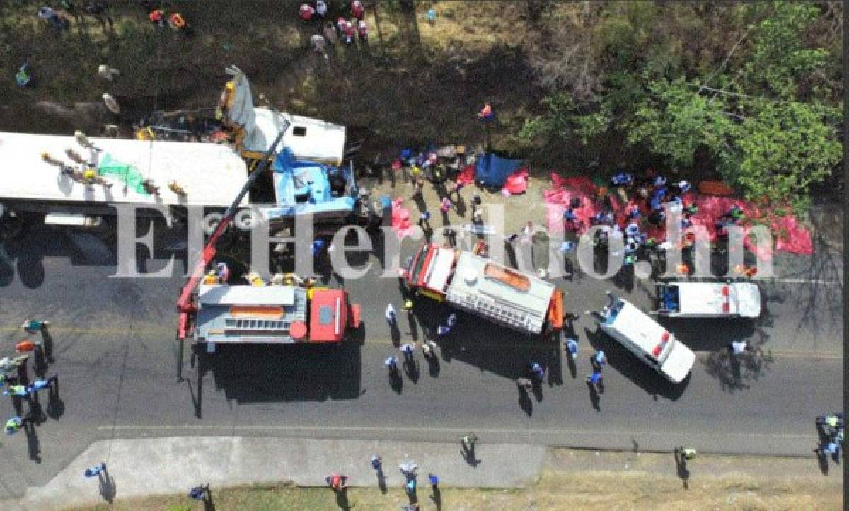 Video capta el drama tras accidente entre rastra y bus en salida al sur de la capital de Honduras