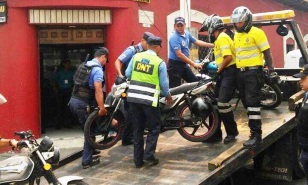 Grúas municipales no perdonan aparcar sobre vías públicas de la capital   