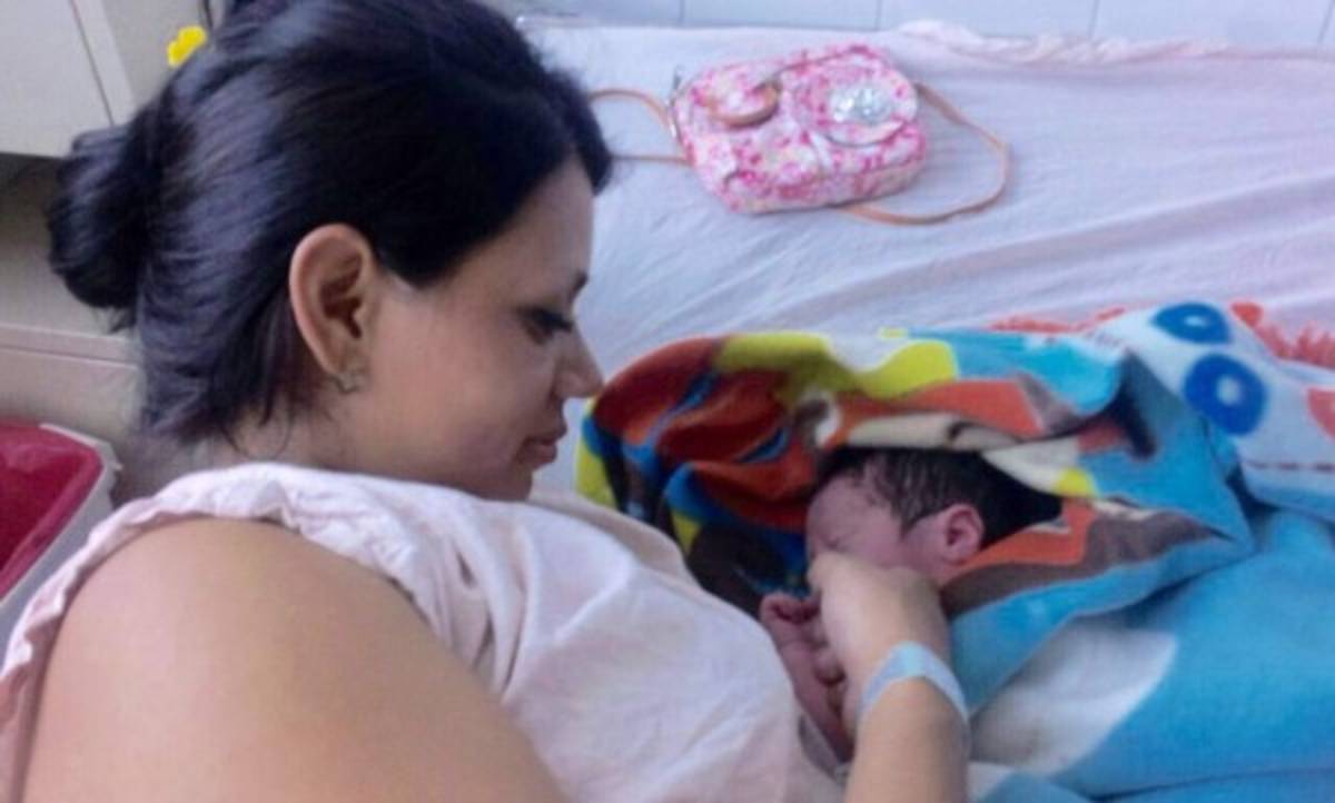 Afortunadamente llegó una doctora del Instituto Hondureño de Seguridad Social (IHSS) y auxilió a la madre.