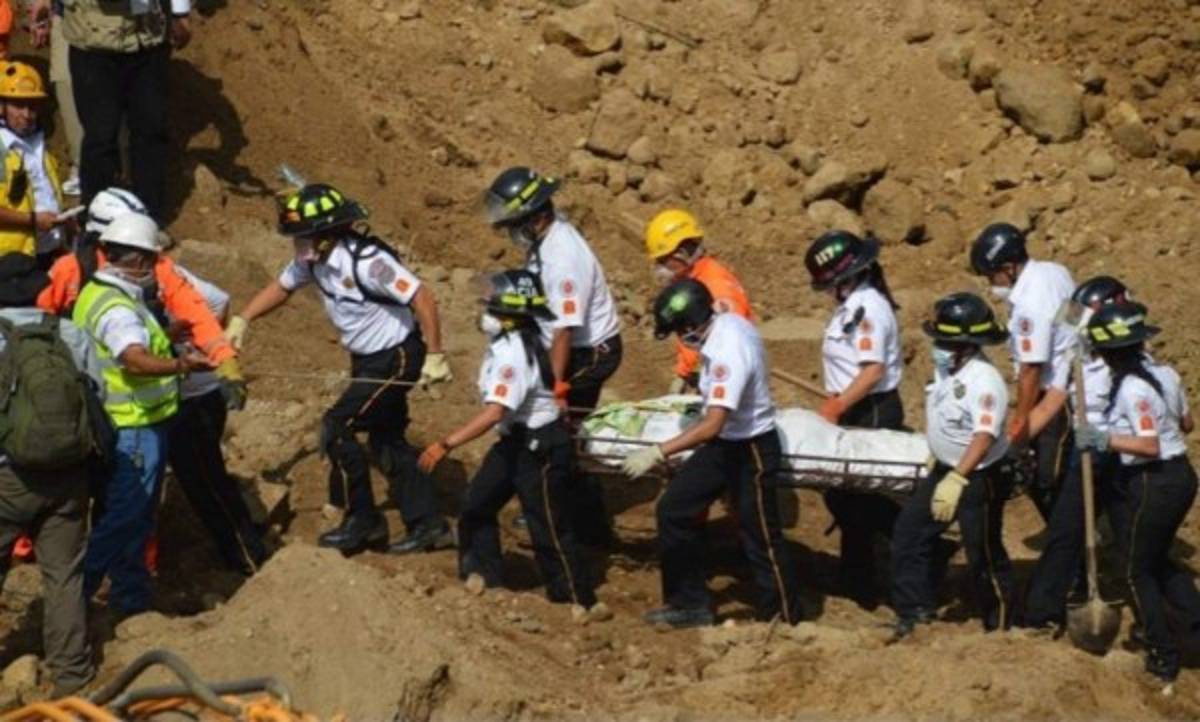 Al menos cuatro muertos y 15 heridos por alud en basurero de Guatemala