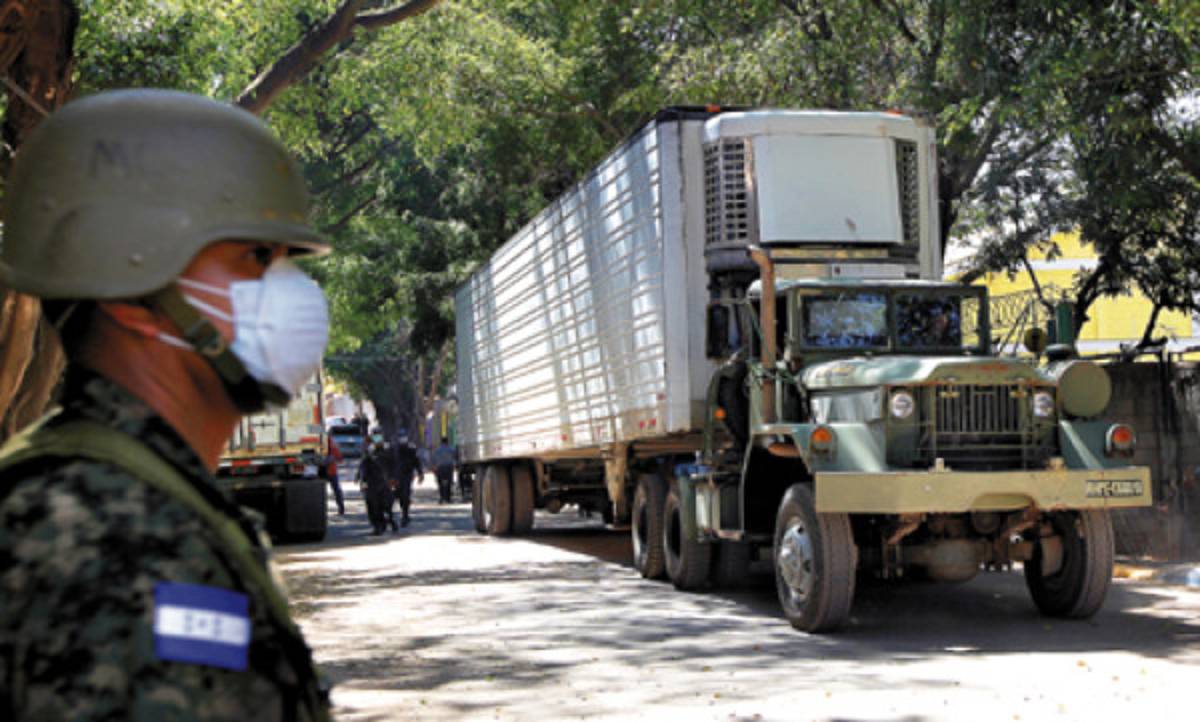 Trasladan cuerpos de víctimas en incendio de penal hondureño a la Academia de Policía