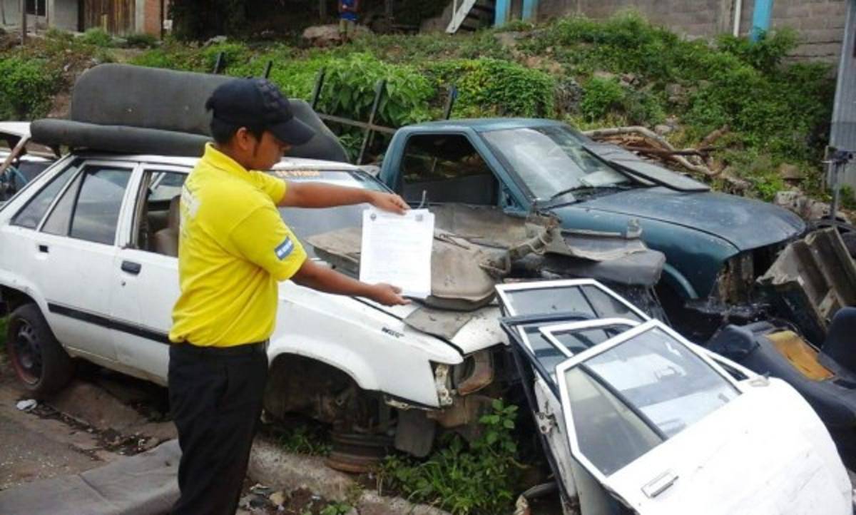 Ordenan retirar chatarras de talleres en el anillo periférico de la capital de Honduras