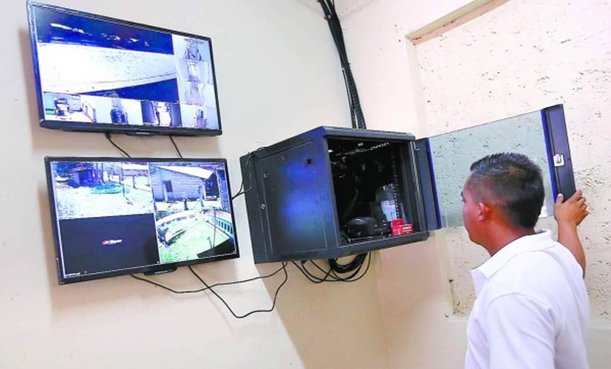 Autoridades dicen que mantienen control en centros de internamiento