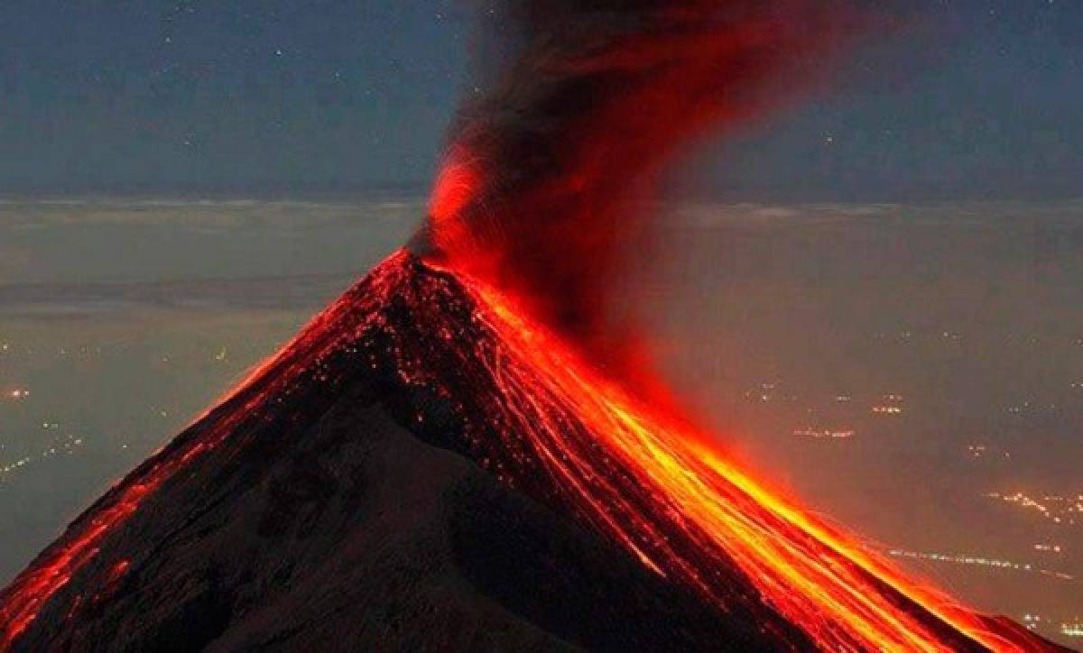 Volcán Fuego registra potente fase eruptiva en Guatemala