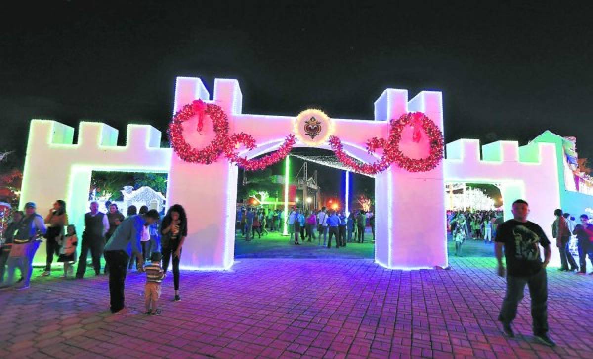 Miles de capitalinos iluminarán su espíritu con la colorida Villa Navideña