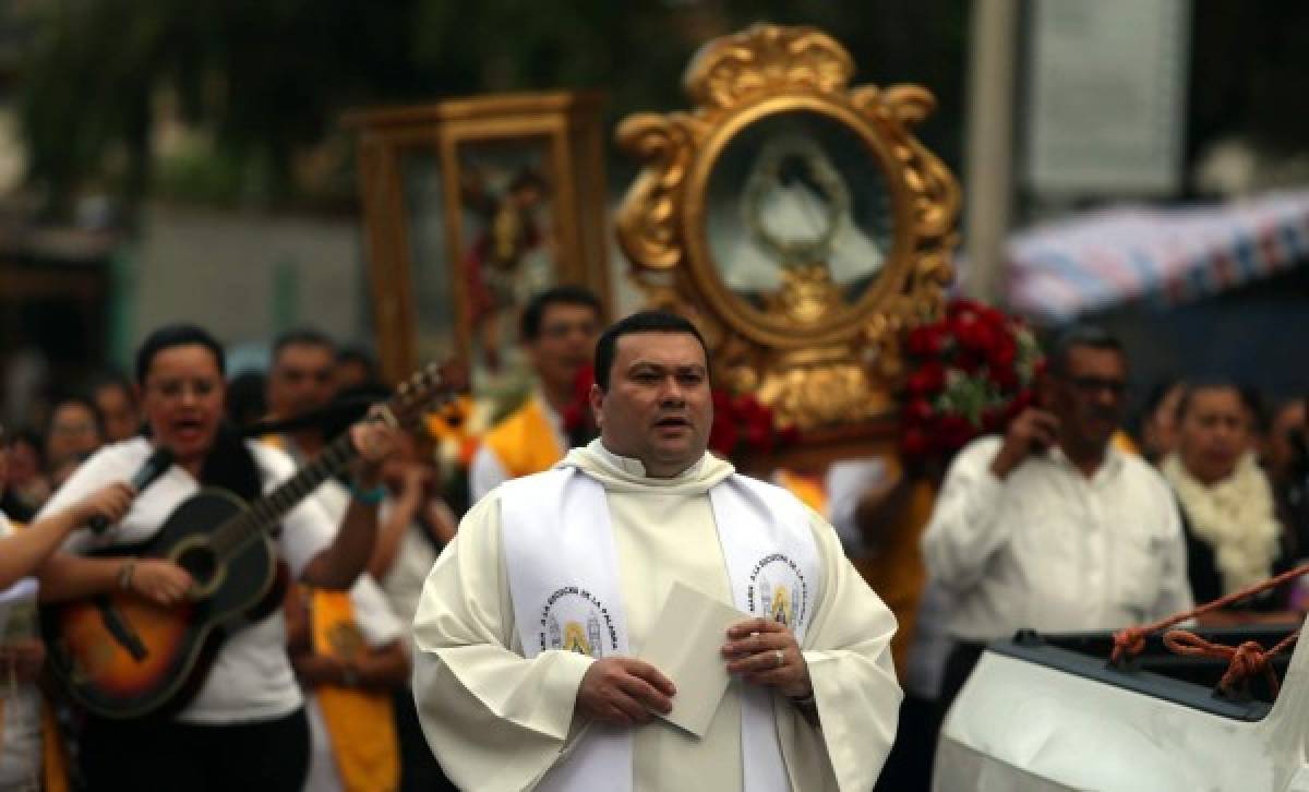Con cantos y caminatas los católicos demuestran la fe a Suyapa. Foto:Alex Pérez/EL HERALDO