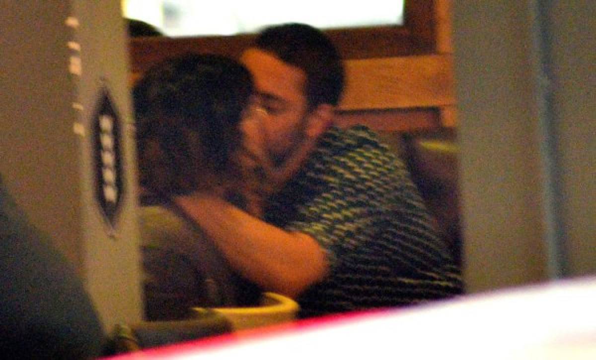 La pareja se mostró muy romántica durante su estancia en un restaurante. Foto Agencia México.