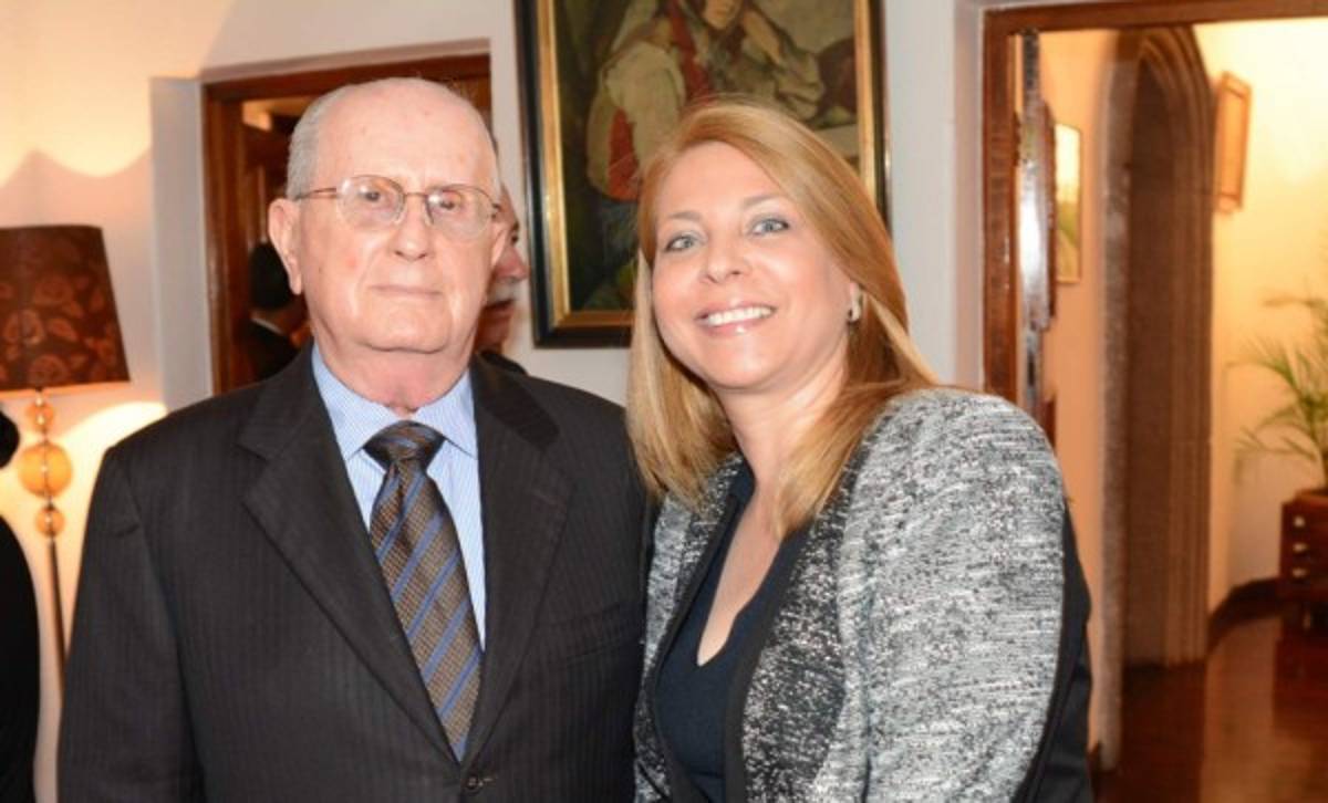 Don Bernard Casanova y Myrna Castro de Casanova son una pareja estable de la sociedad capitalina, ejemplo de matrimonio.