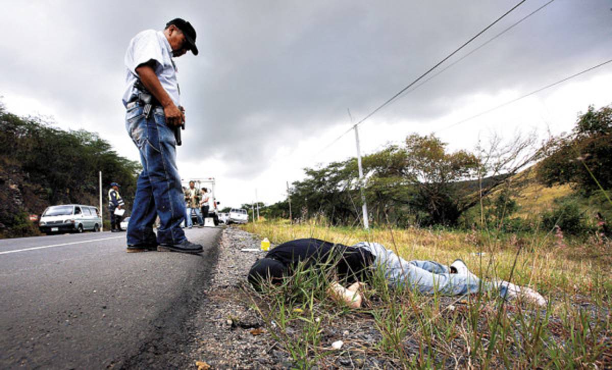 Encuentran cadáver de joven cubierto con pasamontañas