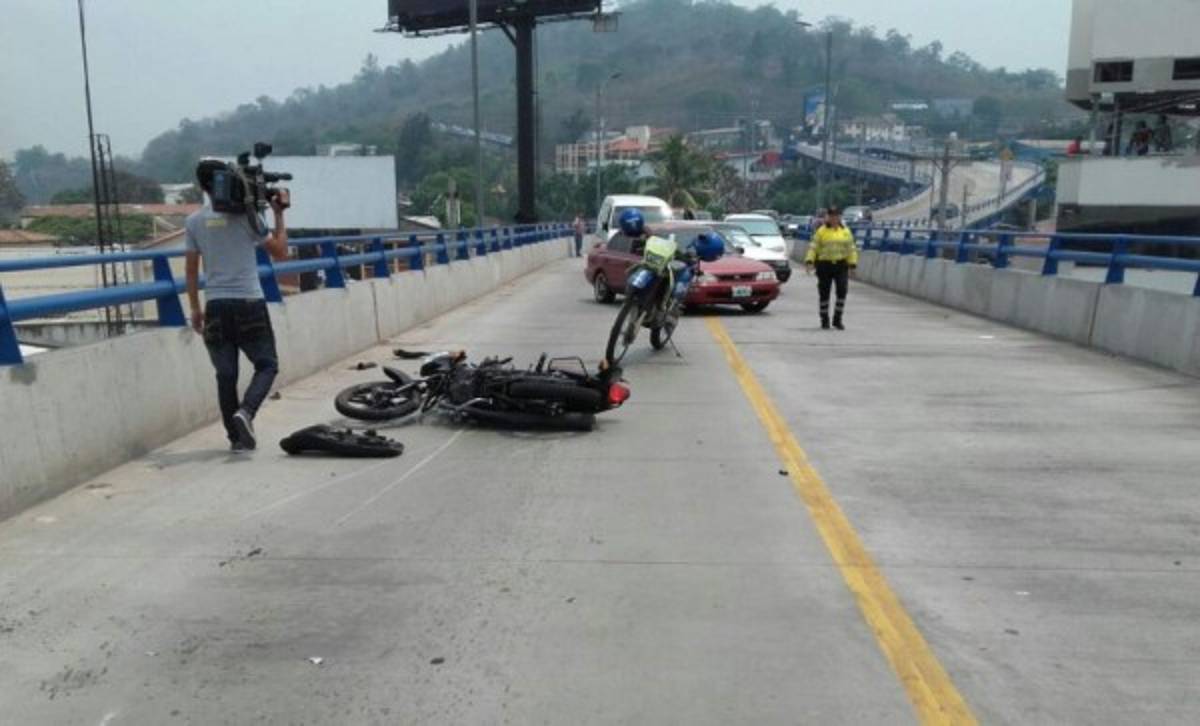 Fuerte choque entre taxi y motocicleta en nuevo puente aéreo de El Prado