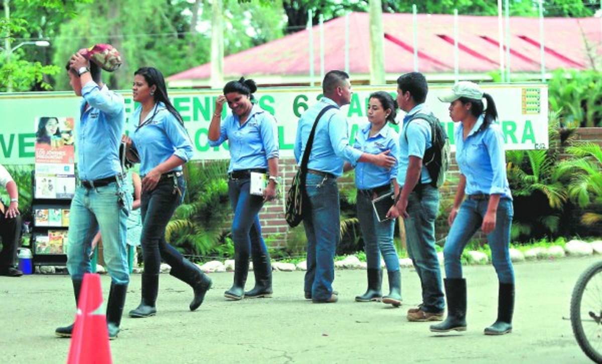 Estudiantes de la UNA regresando a sus clases en la UNA.