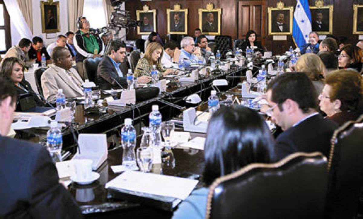 Falta de apoyo de las instituciones dificulta el trabajo de las FF AA