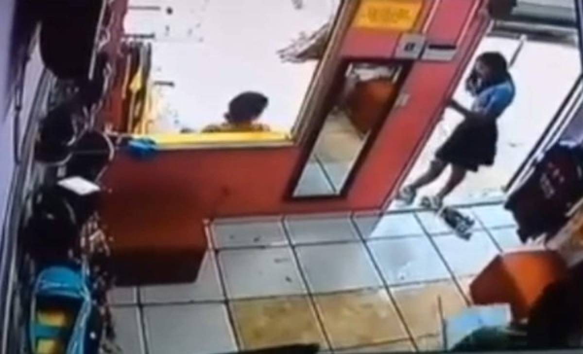 Honduras: Video capta a dos estudiantes capitalinas robando zapatos en una tienda