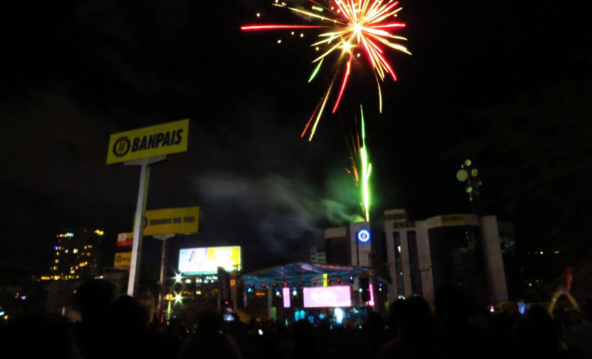 Las luces pirotécnicas de Banpaís son una tradición en esta fecha del año.