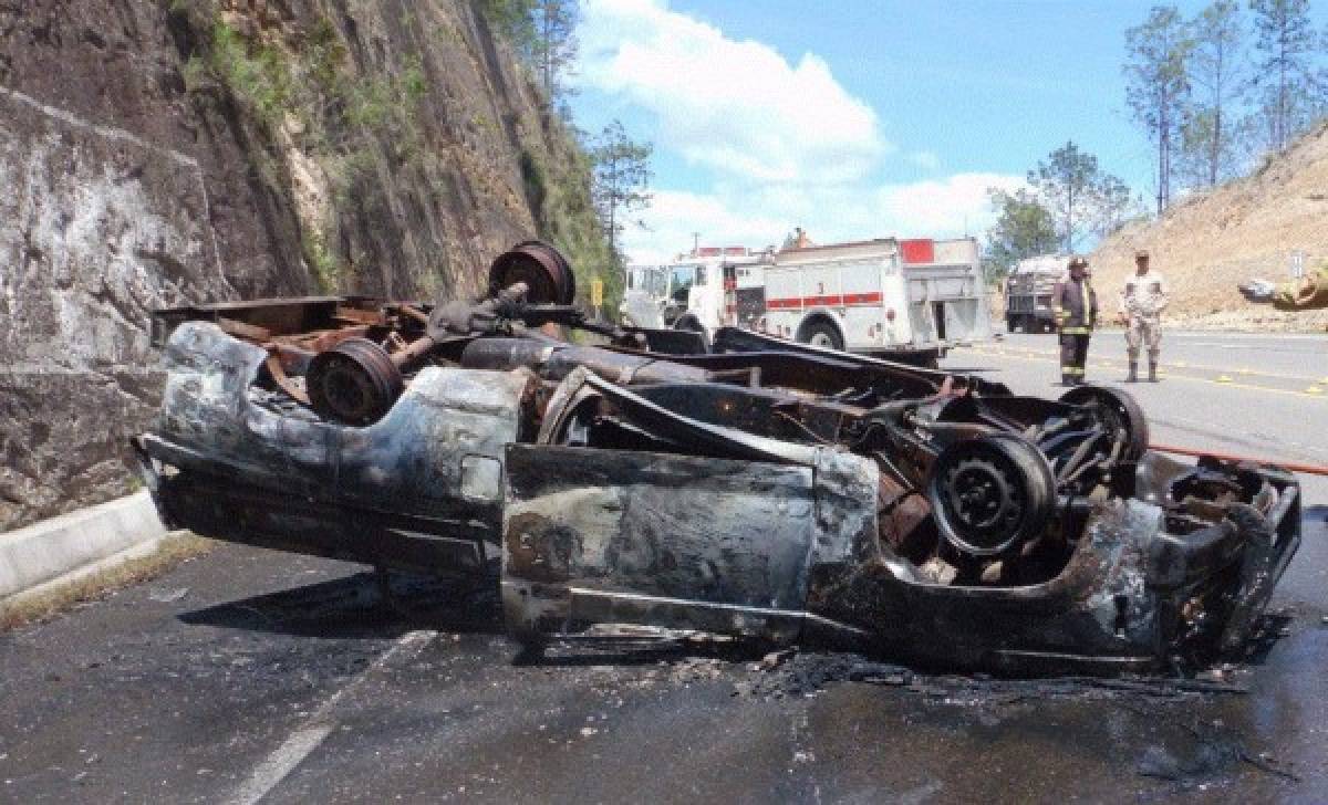 Honduras: Vehículo vuelca y se incendia; los ocupantes resultaron con lesiones