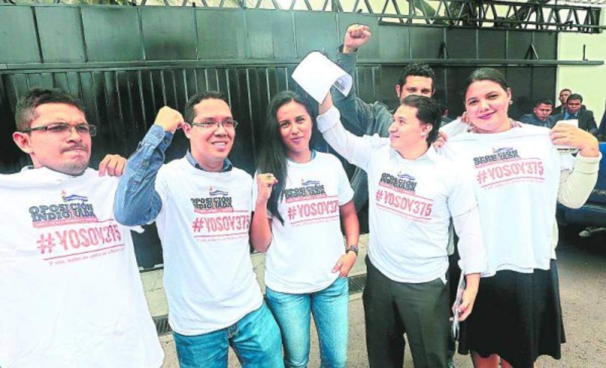 Enarbolaban la lucha contra la corrupción y la impunidad en las calles, con marchas multitudinarias así como antorchas en mano, pero al final cedieron a la seducción de los partidos políticos.