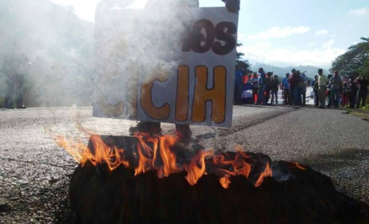 Policía desaloja a manifestantes frente a la UNAH