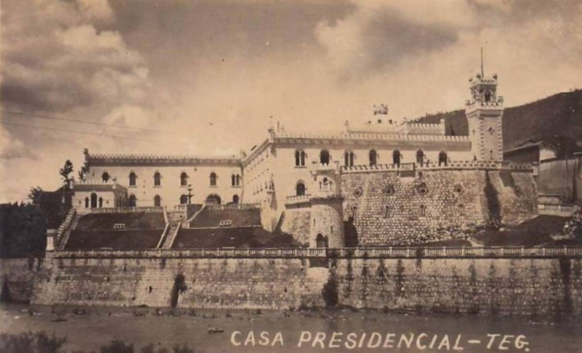 La antigua Casa Presidencial fue construida entre 1916 y 1922, siendo el Presidente Francisco Bertrand quien tuvo la idea de construir dicha instalación. Sin embargo, el primer presidente en ocupar dicha casa fue Rafael López Gutiérrez (presidente entre 1920 y 1924).