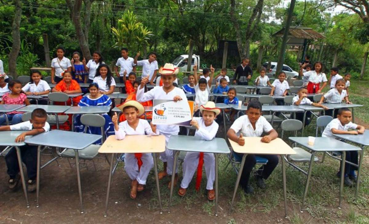 Llevamos pupitres a dos escuelas de la periferia del Distrito Central