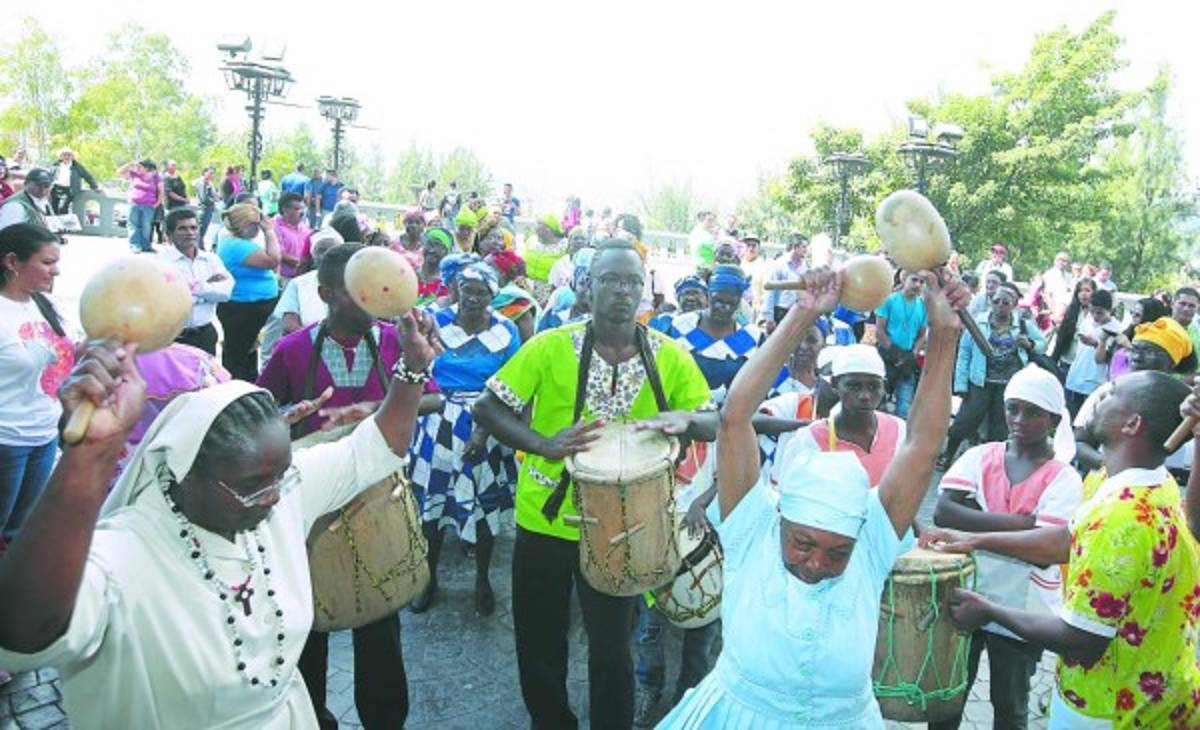 Tambores, maracas y canto para la Morenita