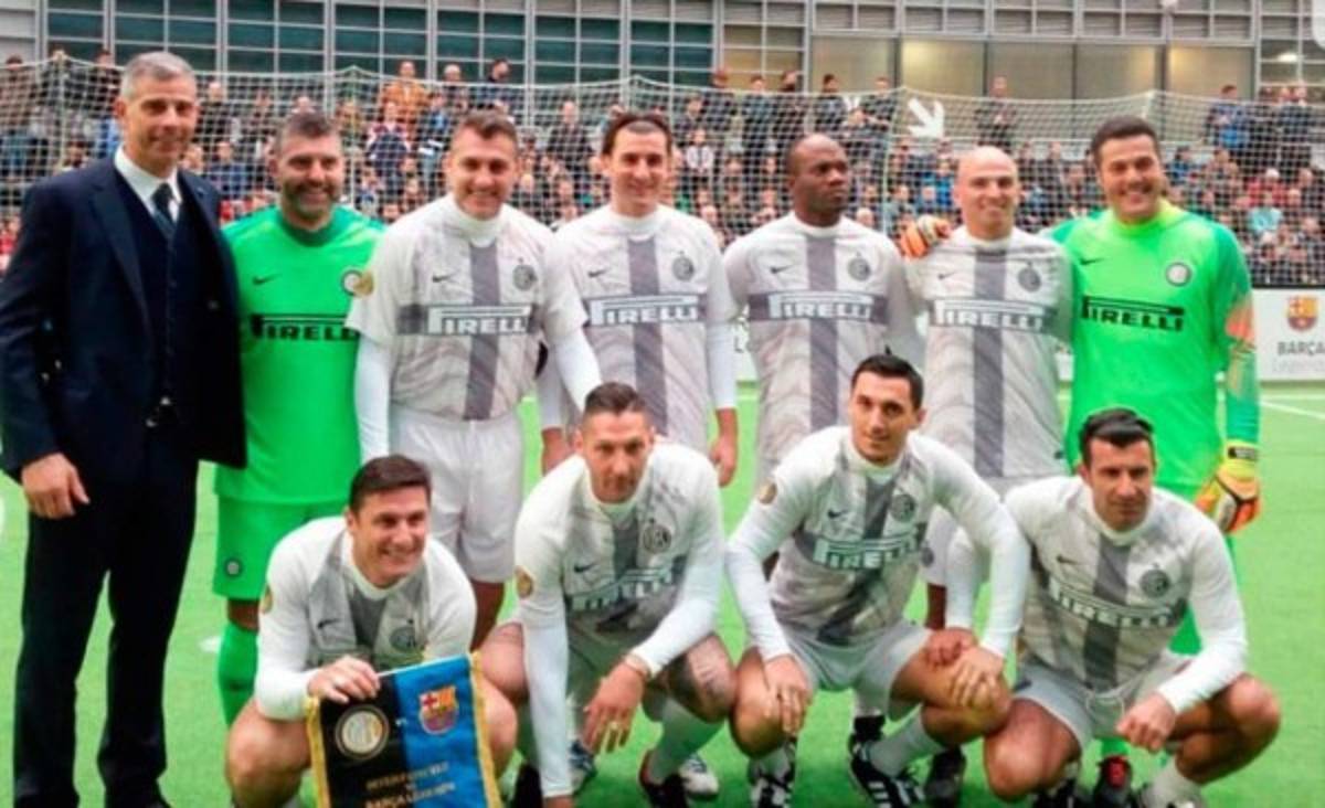 David Suazo entre las leyendas del Inter y el Barcelona durante amistoso