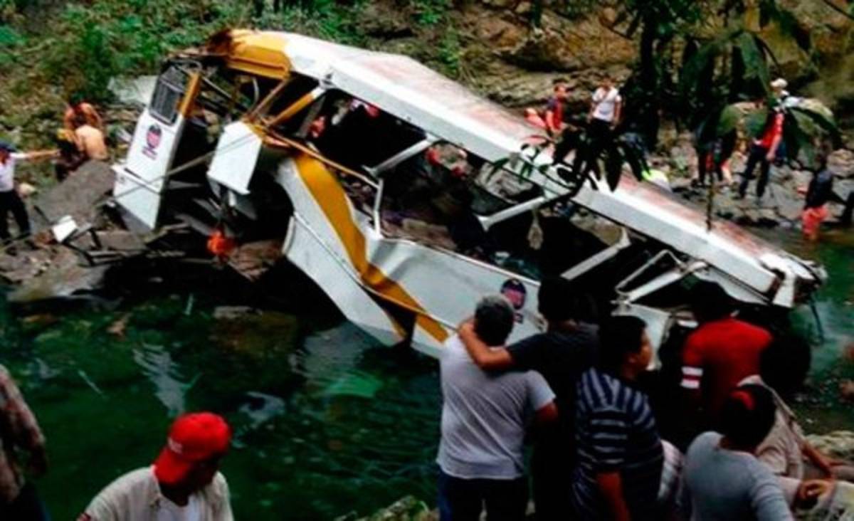 Mueren 16 personas en accidente de bus que transportaba futbolistas en México