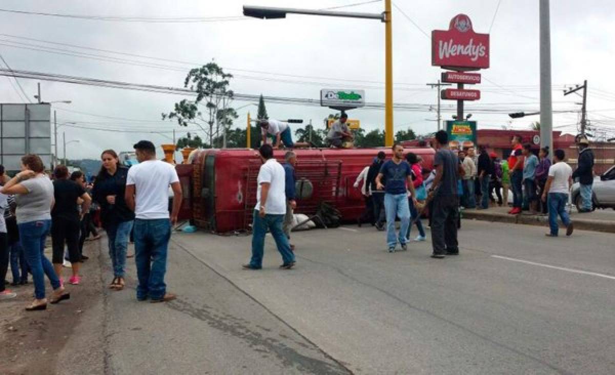 Al menos 10 personas resultaron heridas tras volcamiento de autobús en Siguatepeque