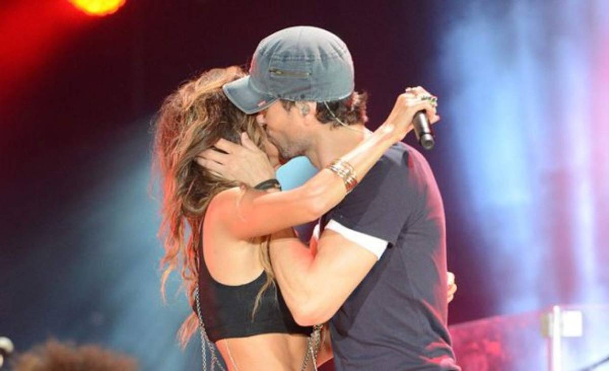 El polémico beso de Enrique Iglesias en concierto