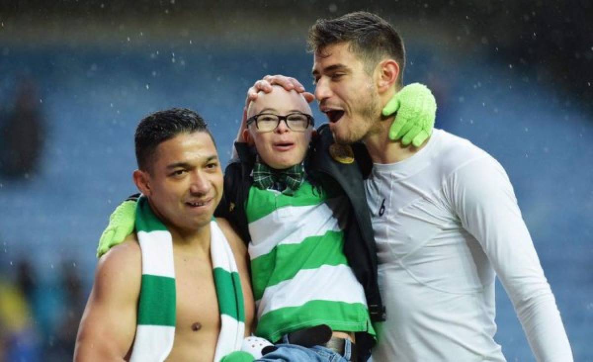 El hondureño Emilio Izaguirre hizo feliz a un pequeño fanático del Celtic, quien padece Síndrome de Down.