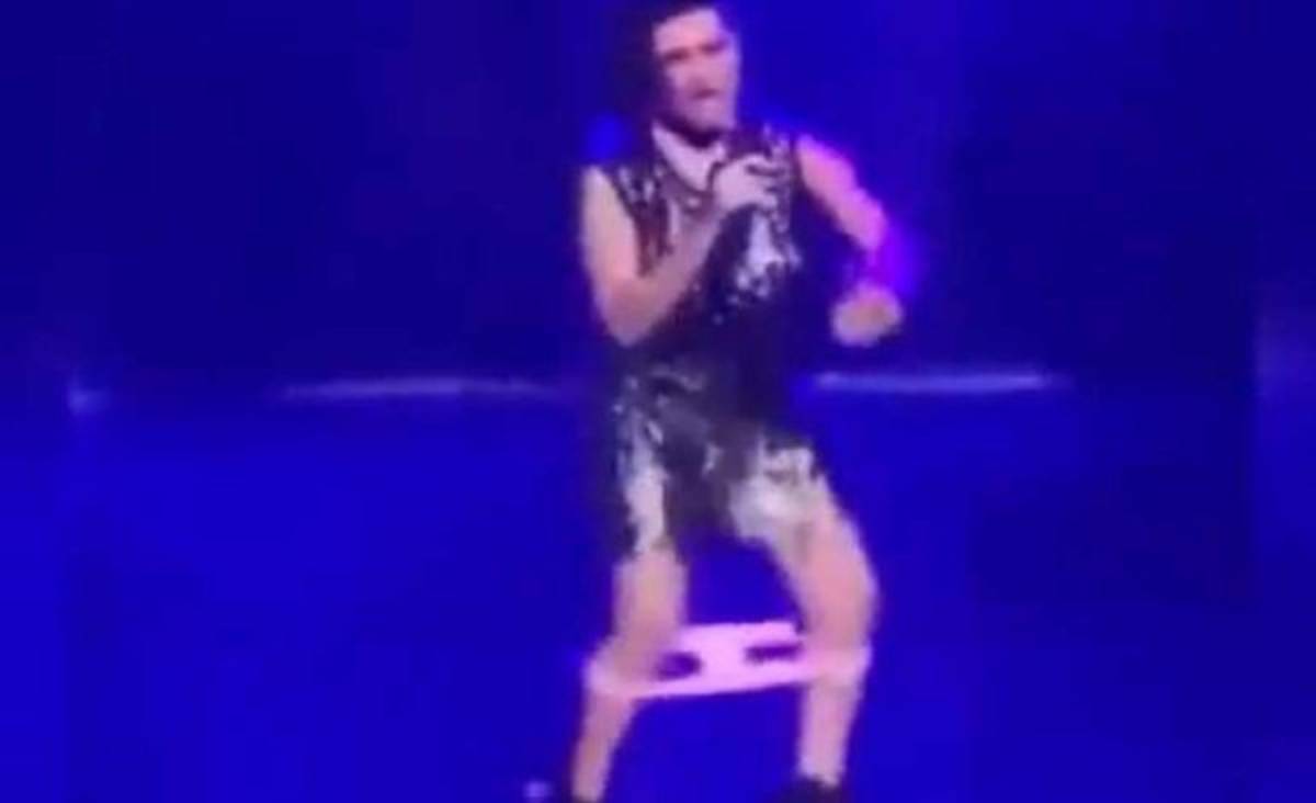 Cantante pierde ropa interior en pleno concierto