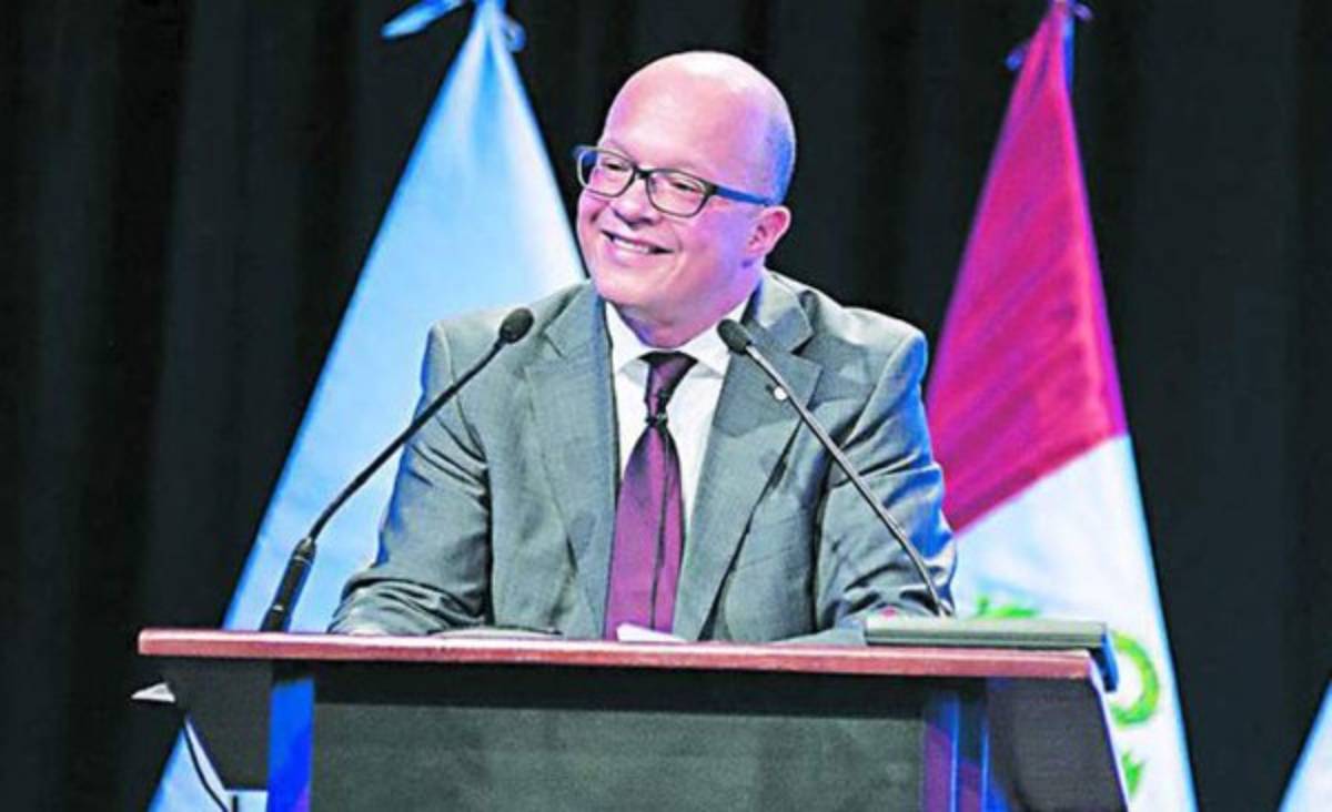 Jan-Michael Simon es abogado con varios honoris causa y experto en derecho penal y política criminal.