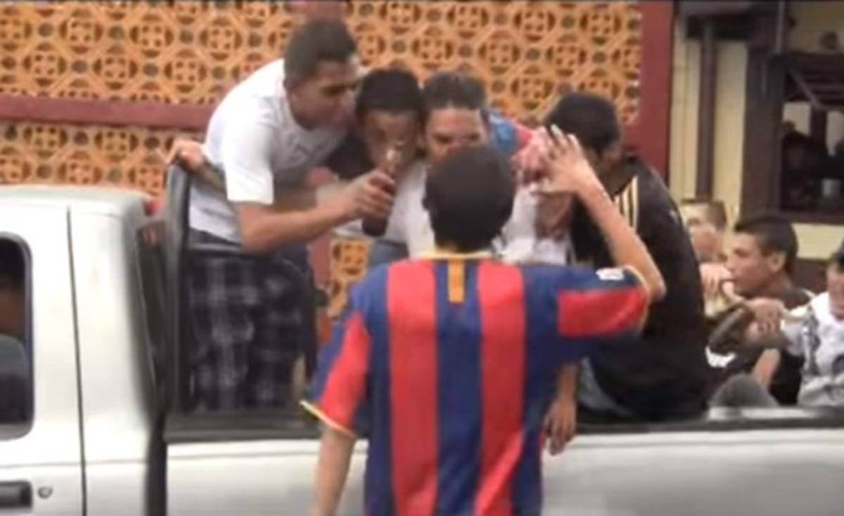 Los aficionados andaban ingeridos de bebidas alcohólicas y comenzaron a pelear.