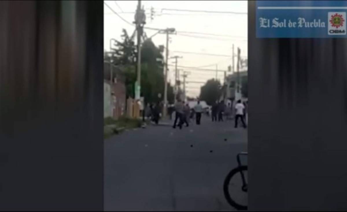 Los pandilleros se tomaron una calle completa para arreglar sus indiferencias con una lluvia de pedradas.