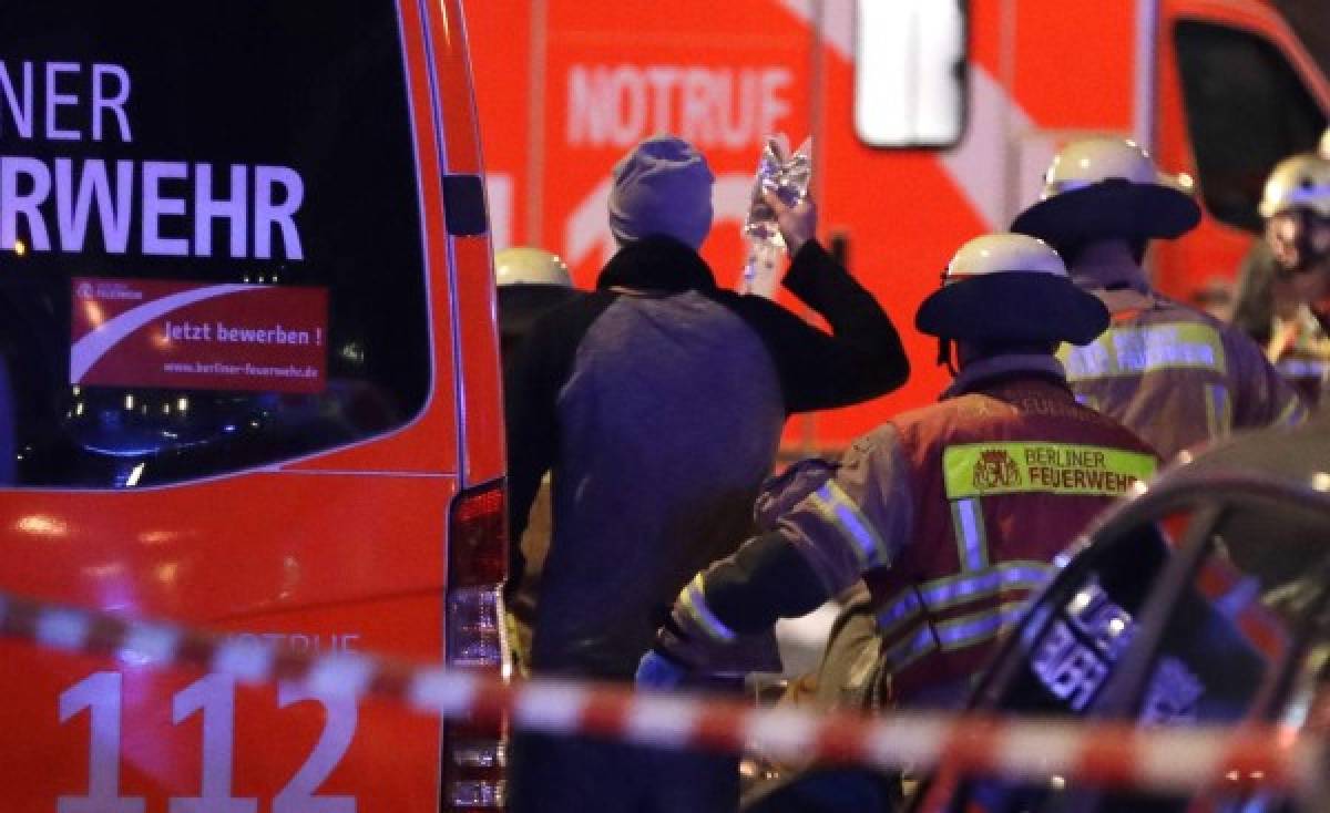 Berlín: Varios muertos y heridos tras que bus arrollara a multitud en mercado navideño