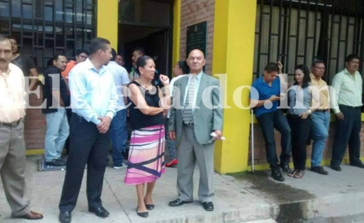 Entregan sobres blancos a empleados de Dirección de Transporte