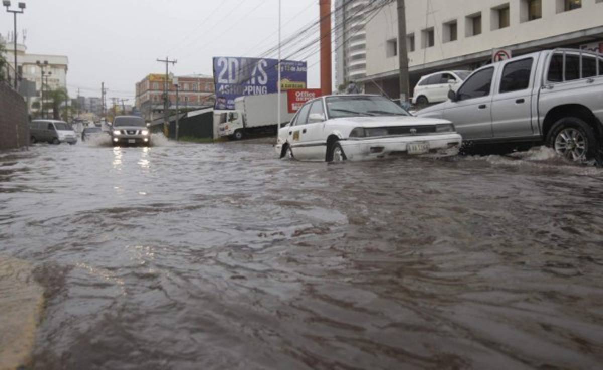 Inundaciones paralizaron tráfico en al menos cuatro bulevares