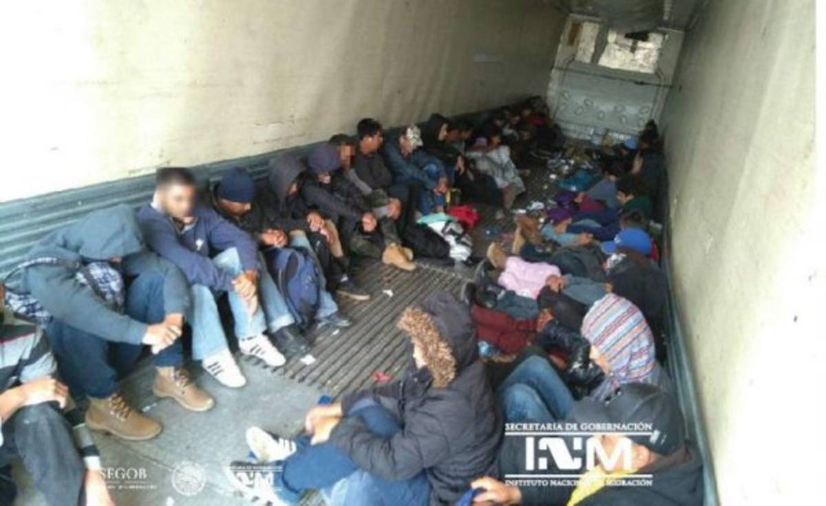 Rescatan 91 migrantes hondureños abandonados en un remolque en México