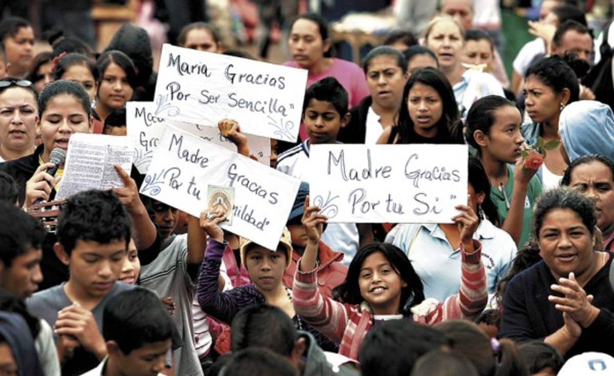 Jóvenes y niños rinden tributo