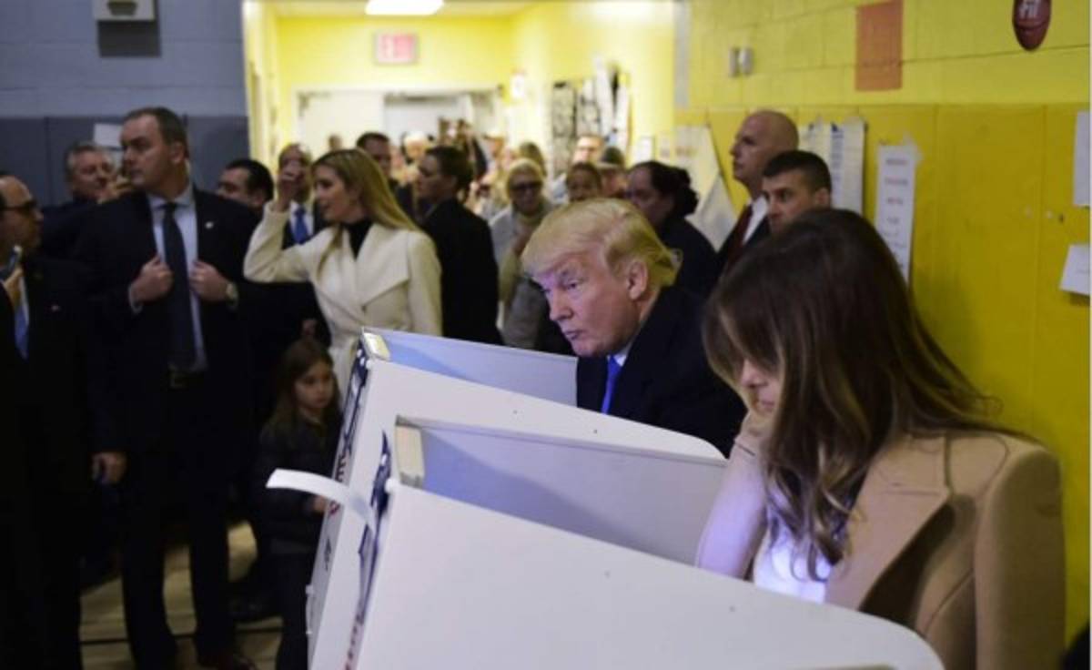 Trump votó entre abucheos, Clinton espera su victoria