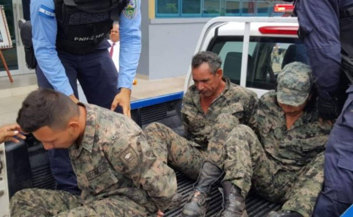 Vestidos de militares capturan a tres miembros de la banda 'Los Tenientes'