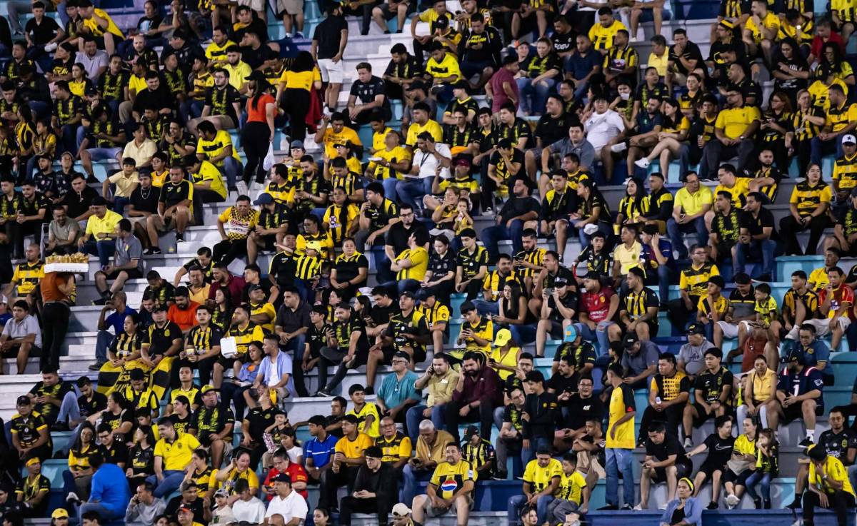 Lindas chicas y guatemaltecos invadieron SPS: El ambientazo previo al Real España vs Xelajú
