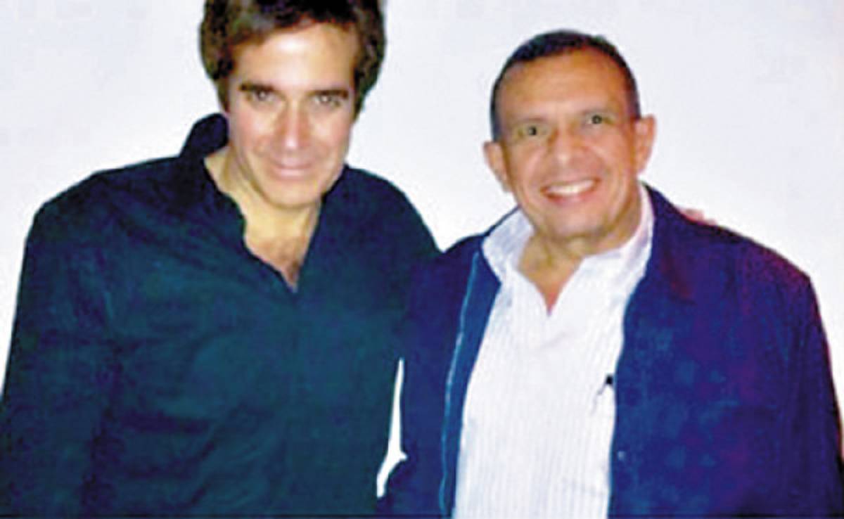 Presidente de Honduras impresionado con show de David Copperfield en Las Vegas