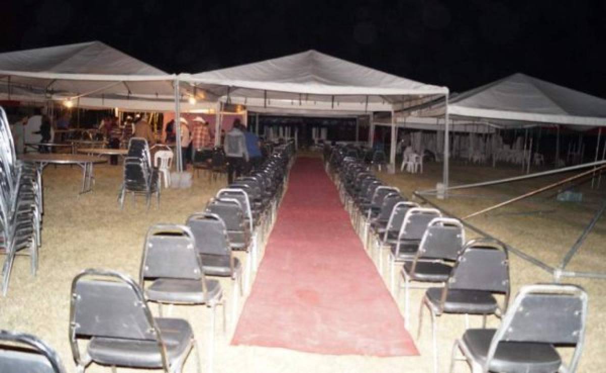Se colocaron cerca de 500 sillas donde se realizará la misa y una alfombra roja donde caminará Rubí. Foto: Xochitl Álvarez/ElUniversal.com.mx