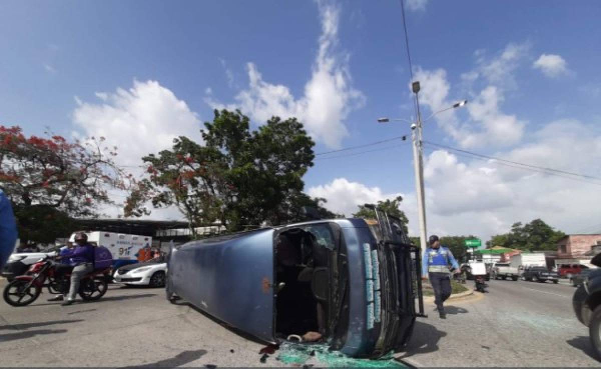 Varios heridos deja volcamiento de bus rapidito en la primera avenida de San Pedro Sula