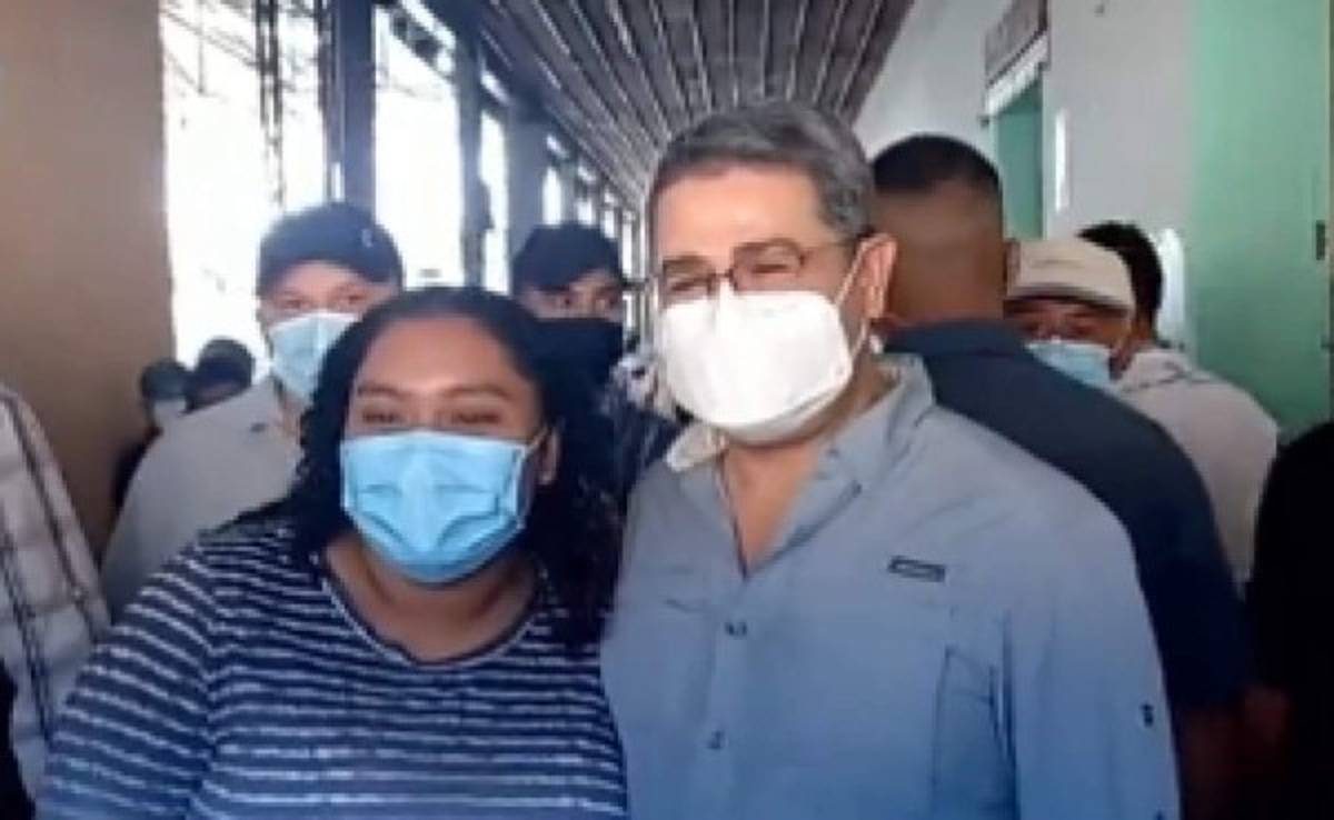 Rodeado de simpatizantes y en total secretividad: Así votó el presidente Hernández en las primarias