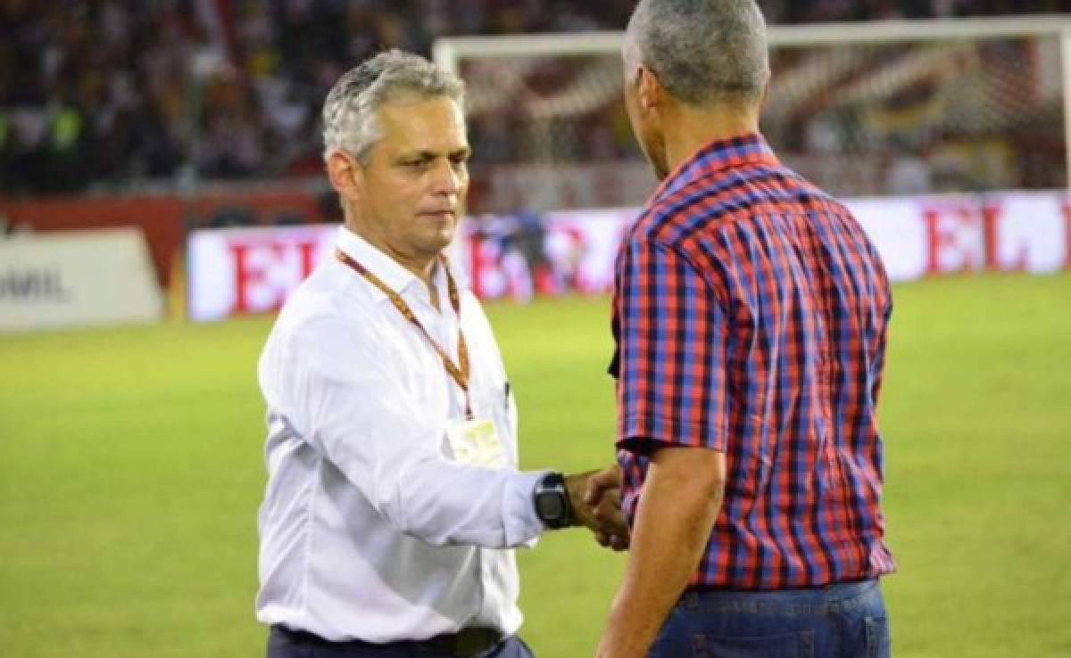 Alexis Mendoza se saluda con Reinaldo Rueda durante la final del torneo de Colombia en 2015.